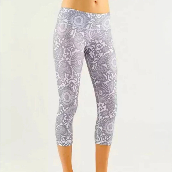 Lululemon Legging Womens 8/10 Gray Wunder Under Crop‎ Athletic Stretch Workout - Picture 1 of 8